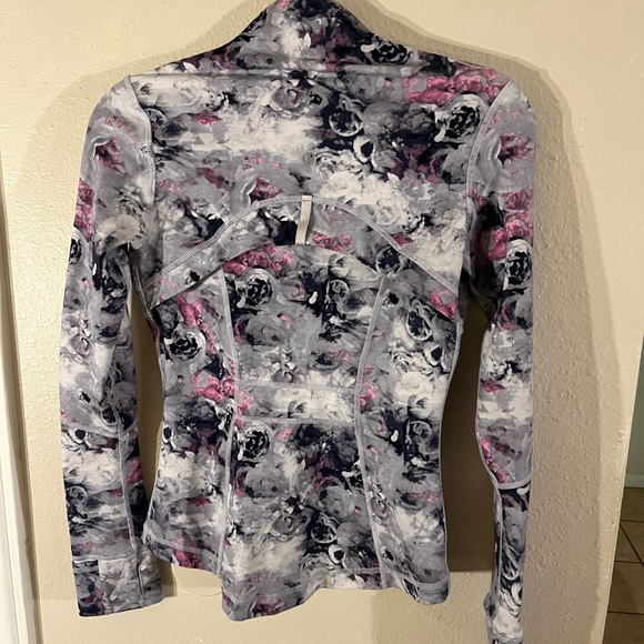 New without tags Lululemon zip jacket with zip pockets. Size 4 - Picture 7 of 9